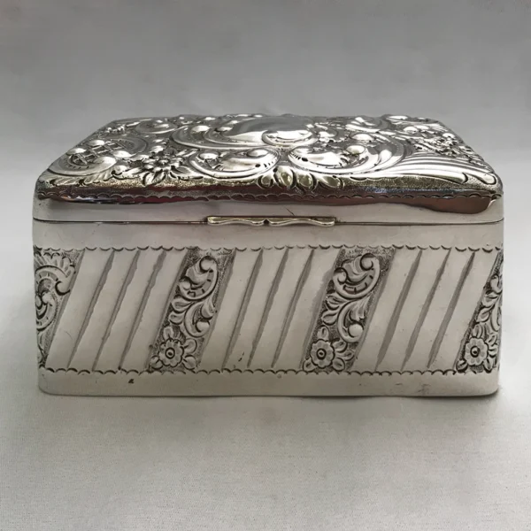 Antica scatola portagioie in argento