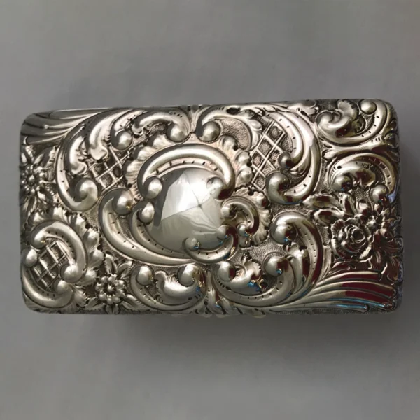 Antica scatola portagioie in argento