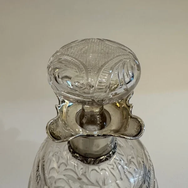 Antica bottiglia in cristallo ed argento