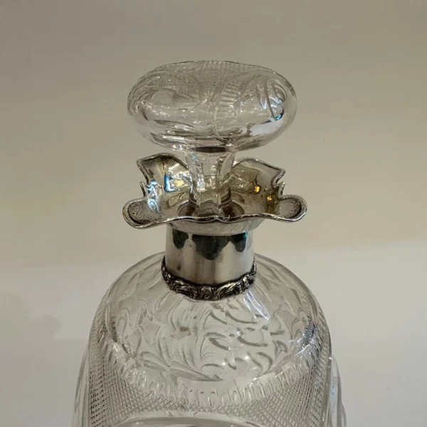 Antica bottiglia in cristallo ed argento