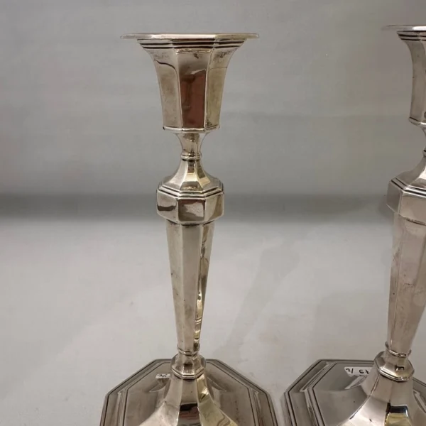 Antica coppia di candelieri in argento inglese