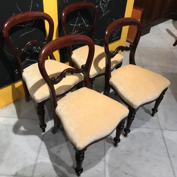 Quattro antiche sedie in mogano “Baloon Back”