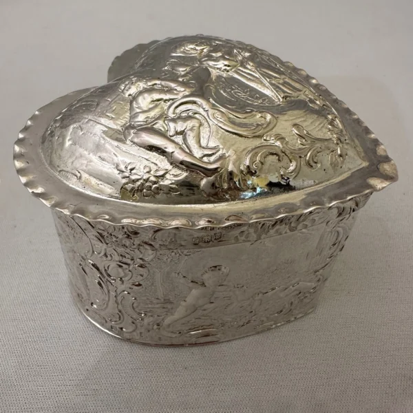 Antica scatola in argento a forma di cuore