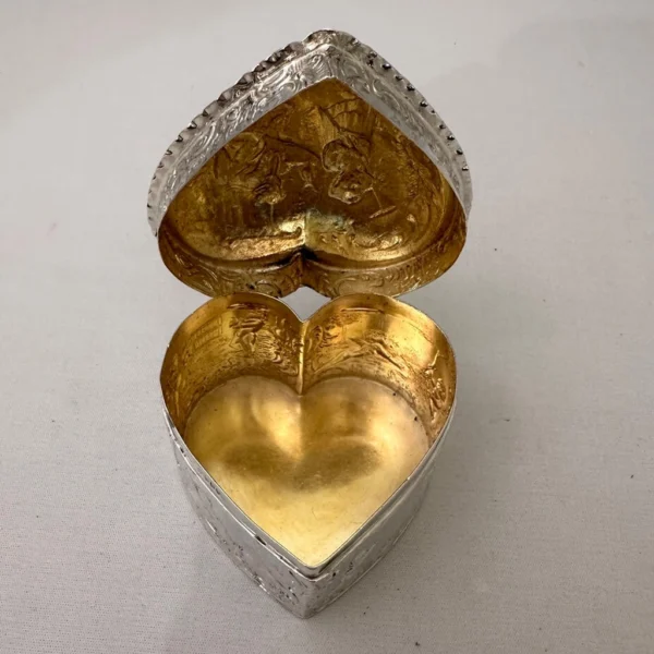 Antica scatola in argento a forma di cuore