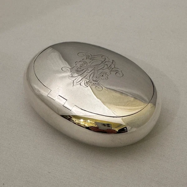 Antica scatola ovale in argento inglese