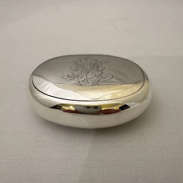 Antica scatola ovale in argento inglese