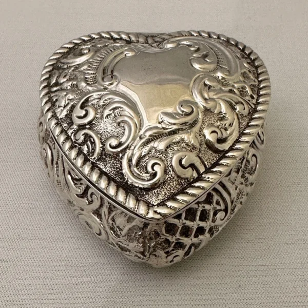 Antica scatoletta in argento a forma di cuore