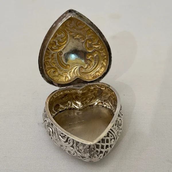 Antica scatoletta in argento a forma di cuore