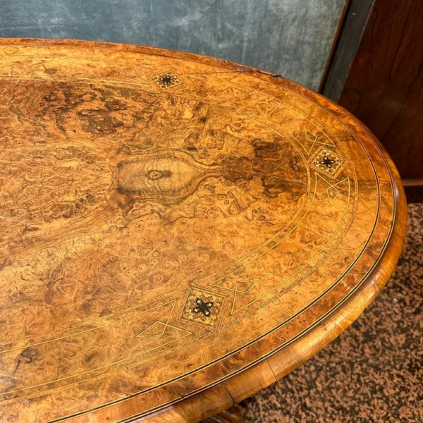 Antico tavolino in radica di noce