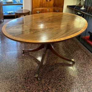 Antico tavolo ovale in piuma di mogano
