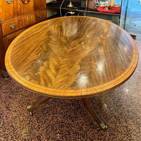 Antico tavolo ovale in piuma di mogano