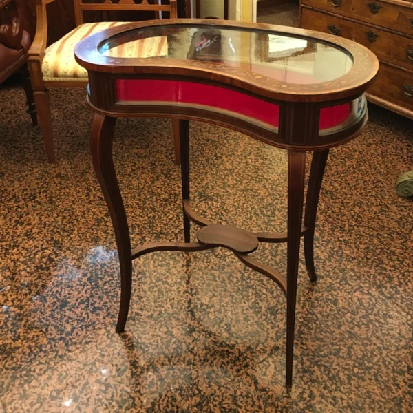 Antico tavolino bacheca a forma di fagiolo
