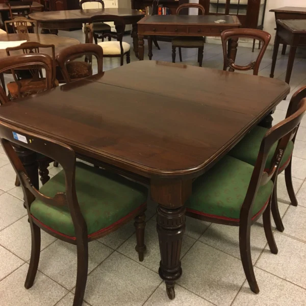Antico tavolo allungabile in mogano