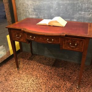 Antico tavolo scrittoio inglese con piano in pelle