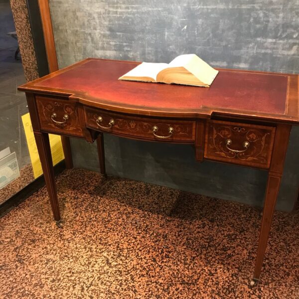 Antico tavolo scrittoio inglese con piano in pelle