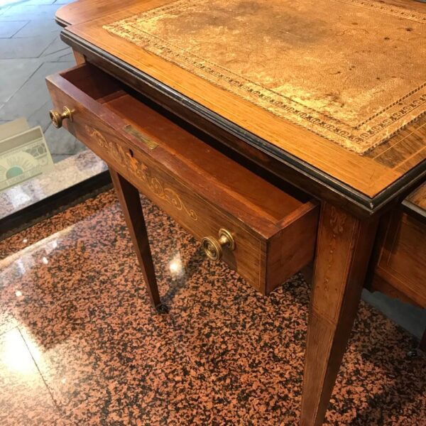 Antico tavolo scrittoio inglese con antine laterali