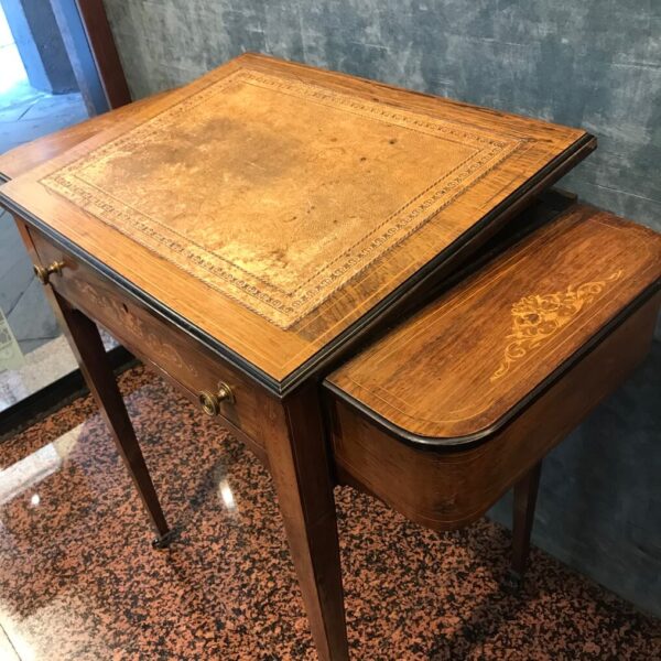 Antico tavolo scrittoio inglese con antine laterali